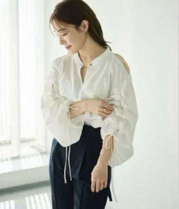 Aimeine 드로스트 프릴 슬리브 슬릿 숄더 블라우스