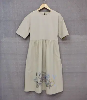 이즈스칼라 542243 꽃나비 자수 배색 리본 포함 하이웨스트 원피스