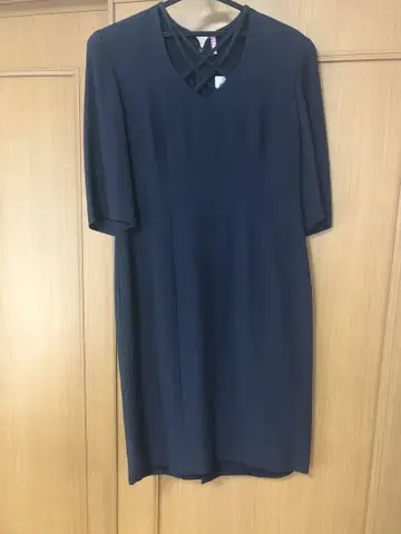 네이비 반팔 무릎 기장 원피스 V넥 jun ashida