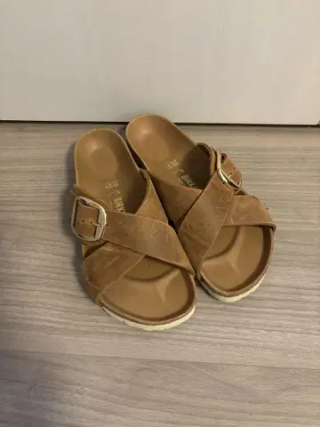BIRKENSTOCK 시에나 빅 버클 샌들 색상 코냑