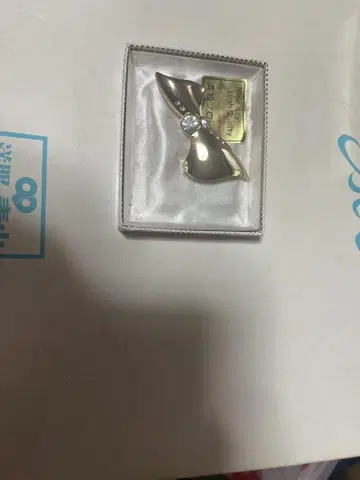 리본형 금속제 브로치