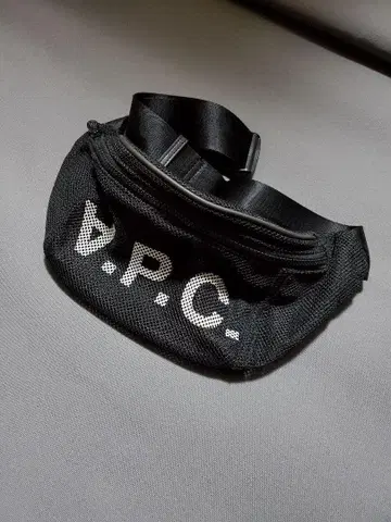 A.P.C. 메쉬 바디백 힙색 거의 새상품