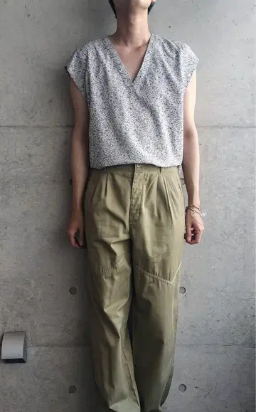 화이트 블랙 도트 무늬 V넥 탑