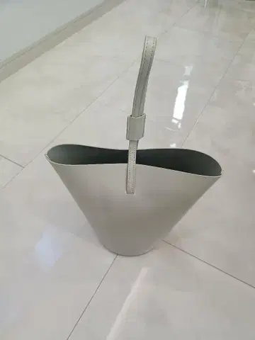 YAHKI 화이트 버킷형 백