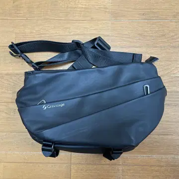 Gravitage 바디백