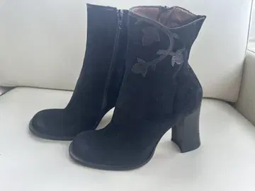 블랙 스웨이드 꽃무늬 자수 부츠 사이즈: 39 (24.5cm)