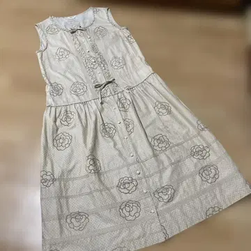 잉게보그 INGEBORG 까멜리아 프릴 핀턱 펄 버튼