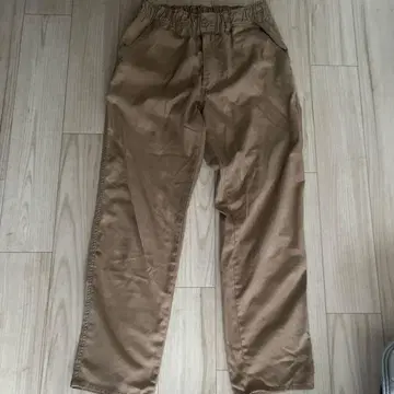 베이지 릴랙스 핏 치노 팬츠