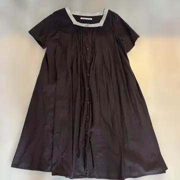 콩제페이에 린넨 다크 브라운 반팔 무릎 기장 원피스