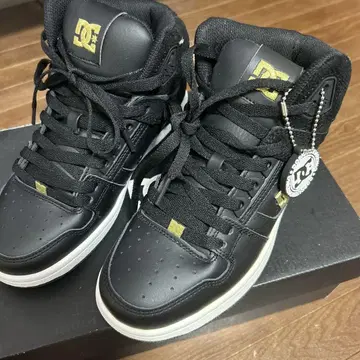 DC 블랙 하이컷 스니커즈