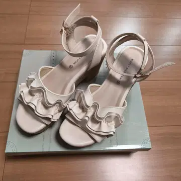 마제스틱 레곤 폭신폭신 프릴 샌들 L 사이즈 아이보리