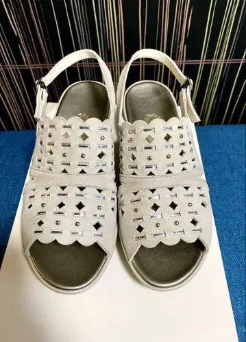 [ 긴자 요시노야 ] 화이트 비쥬 장식 웨지 샌들 22.5cm