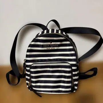 kate spade 블랙 앤 화이트 스트라이프 백팩