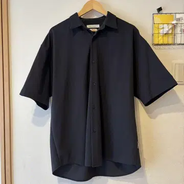 FUNCTIONAL WIDE SHORT-SLEEVE SHIRT