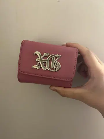 XG 로고가 있는 핑크 3단 폴더형 지갑
