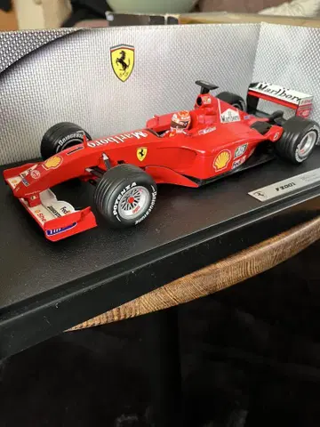 Ferrari F2001 미니카 1/18 Marlboro