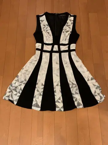 BCBGMAXAZRIA 슬리브리스 미니 원피스