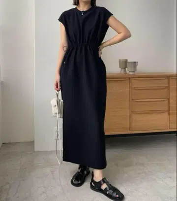CAPRICIEUX LE'MAGE 드로스트 민소매 원피스
