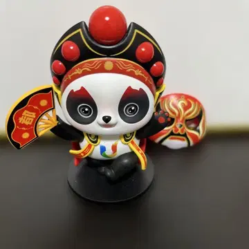 팬더 피규어 전통적인 의상 부채 포함