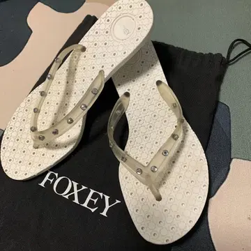 FOXEY 스톤 비치 샌들