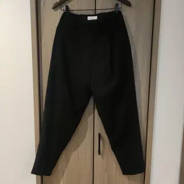 Lui's 루이스 턱 테이퍼드 팬츠