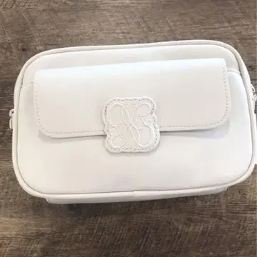 란다 모노그램 크로스 바디백 화이트