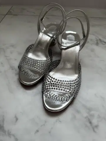 Christian Louboutin 스톤 샌들