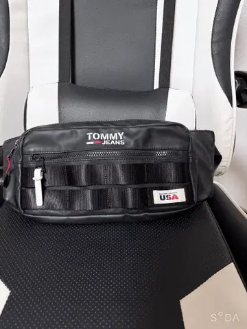 TOMMY JEANS 블랙 바디백