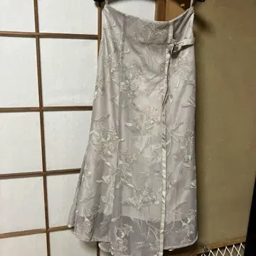 리랜드트루 옅은 그레이 자수 타이트 스커트