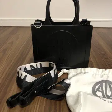 Armani Exchange 블랙 토트백