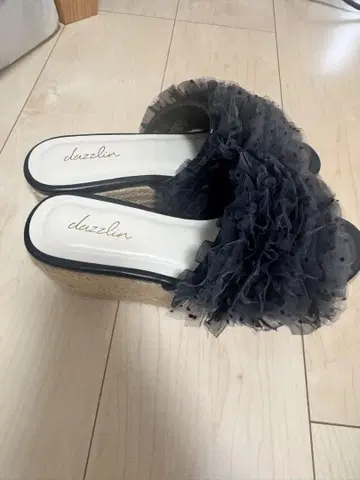 dazzlin 프릴 블랙 샌들 M 사이즈
