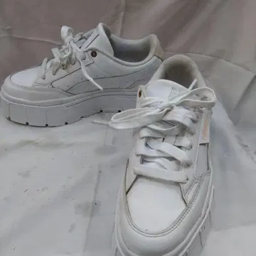 새상품급 PUMA 화이트 가죽 스니커즈 통굽