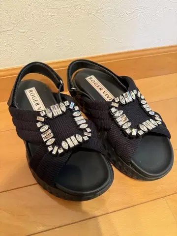 ROGER VIVIER 비쥬 장식 블랙 샌들 2024년 구매 매우 저렴