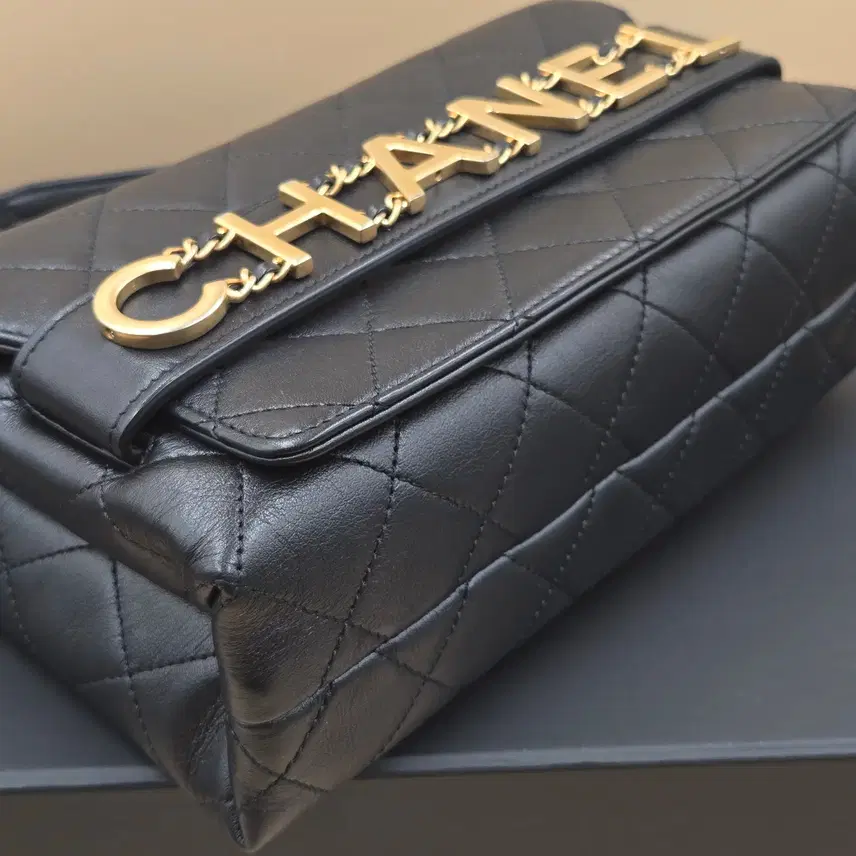 샤넬 CHANEL로고 체인 플랩백 사진 5