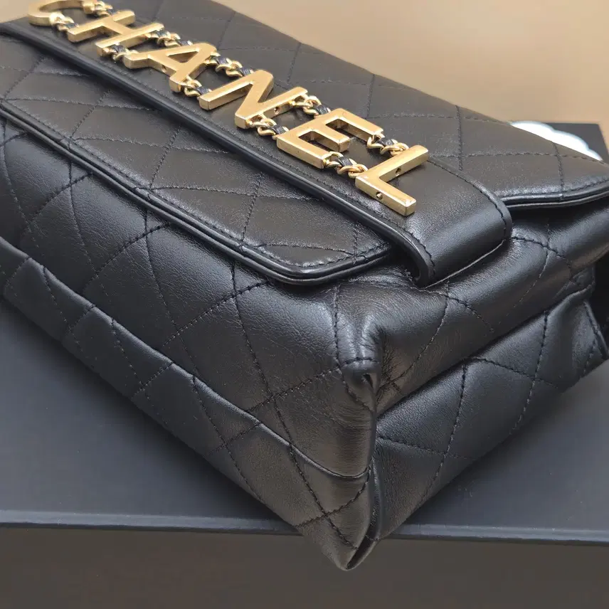 샤넬 CHANEL로고 체인 플랩백 사진 6