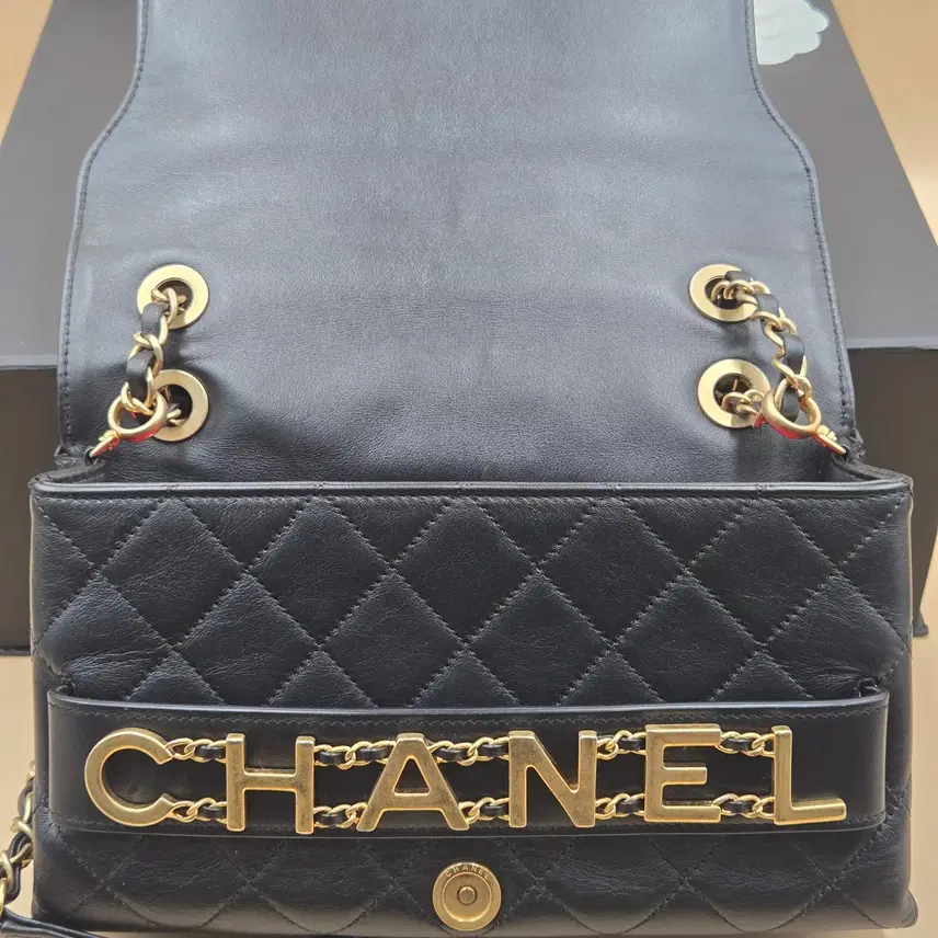 샤넬 CHANEL로고 체인 플랩백 사진 7