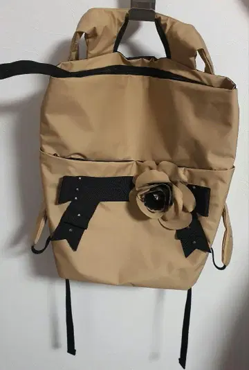 Potechino 베이지 꽃 장식 백팩