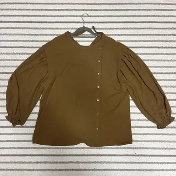 브라운 긴팔 블라우스 버튼