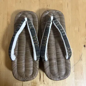 카라스 겉면의 오동나무 일본 나막신