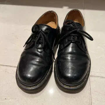 Dr. Martens 블랙 로퍼