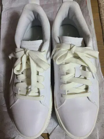 PUMA 화이트 스니커즈 힐 탭