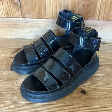 Dr. Martens 샌들 에나멜