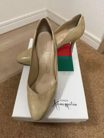카네마츠 베이지 에나멜 펌프스