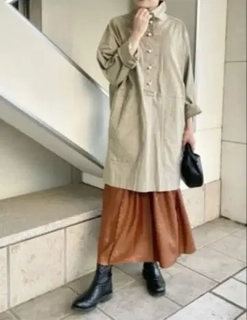 비어즐리 이너에 따라 롱 시즌 활용 가능. 펄 버튼 튜닉