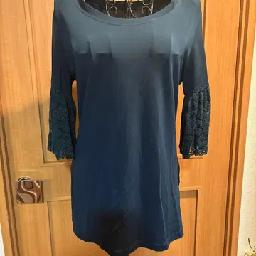 토쿠코 다크 그린 레이스 플레어 소매 T셔츠
