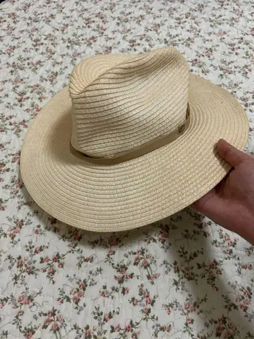 노엘라 와이드 챙 모자