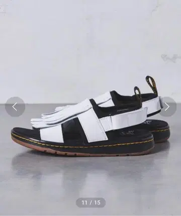 Dr. Martens 프린지 화이트 샌들