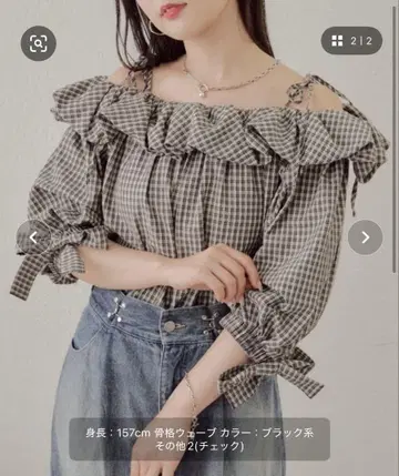 체크 무늬 오프숄더 블라우스