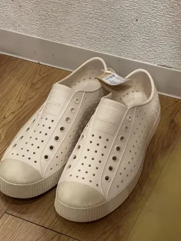 native 크림색 클로그 샌들