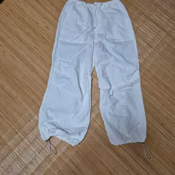 화이트 캐주얼 팬츠 드로우스트링